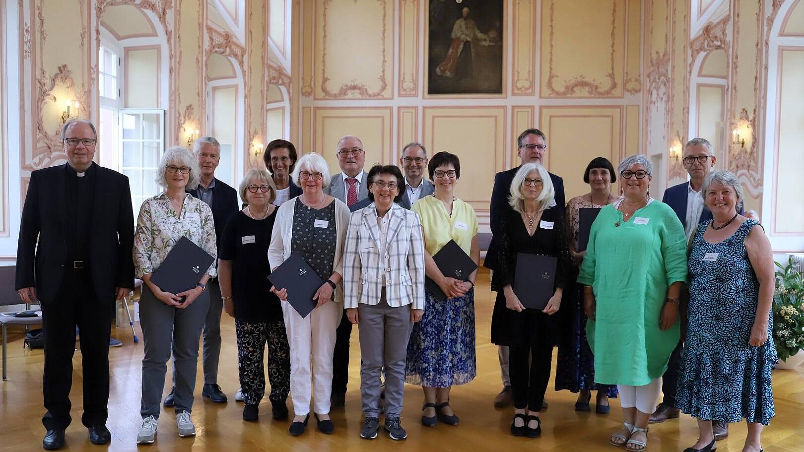 Gruppenfoto von der Beauftragung zum Begräbnisdienst